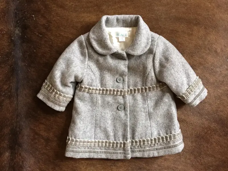 Abrigo gris para niña con detalles decorativos - 1