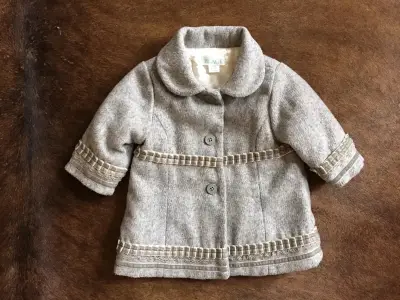 Abrigo gris para niña con detalles decorativos - miniatura 1