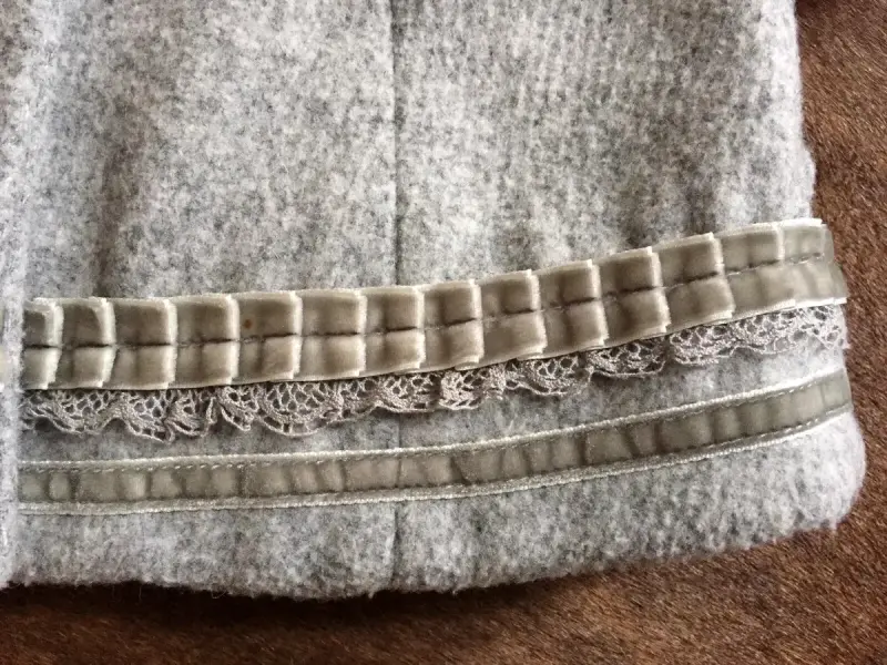Abrigo gris para niña con detalles decorativos - 2