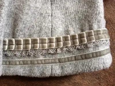 Abrigo gris para niña con detalles decorativos - miniatura 2