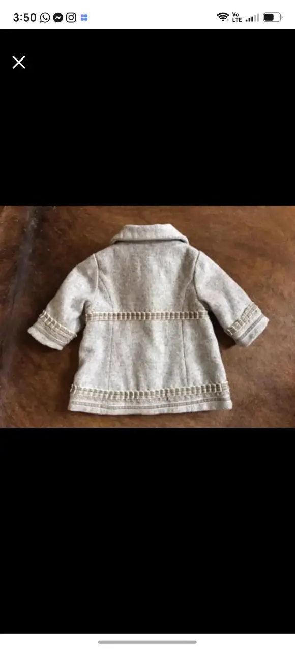Abrigo gris para niña con detalles decorativos - 6