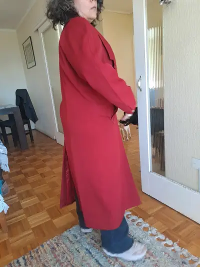 Abrigo largo rojo elegante para mujer - miniatura 5
