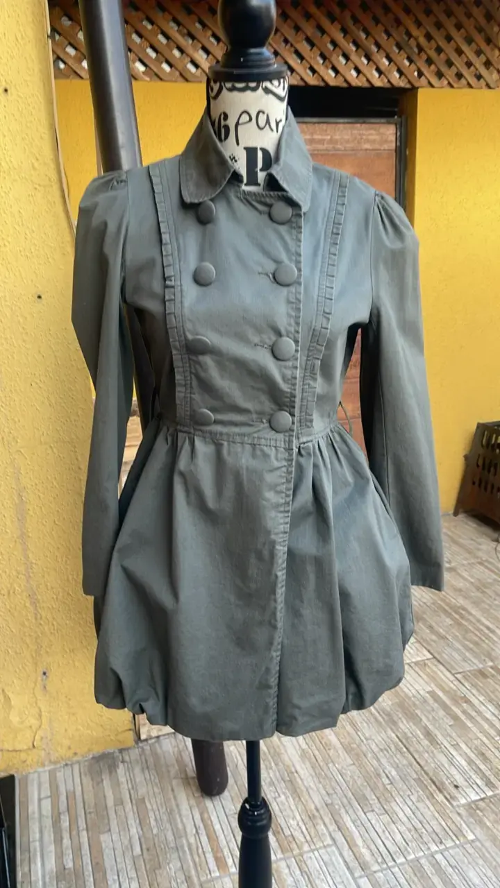 Abrigo verde militar con botones grandes - 1