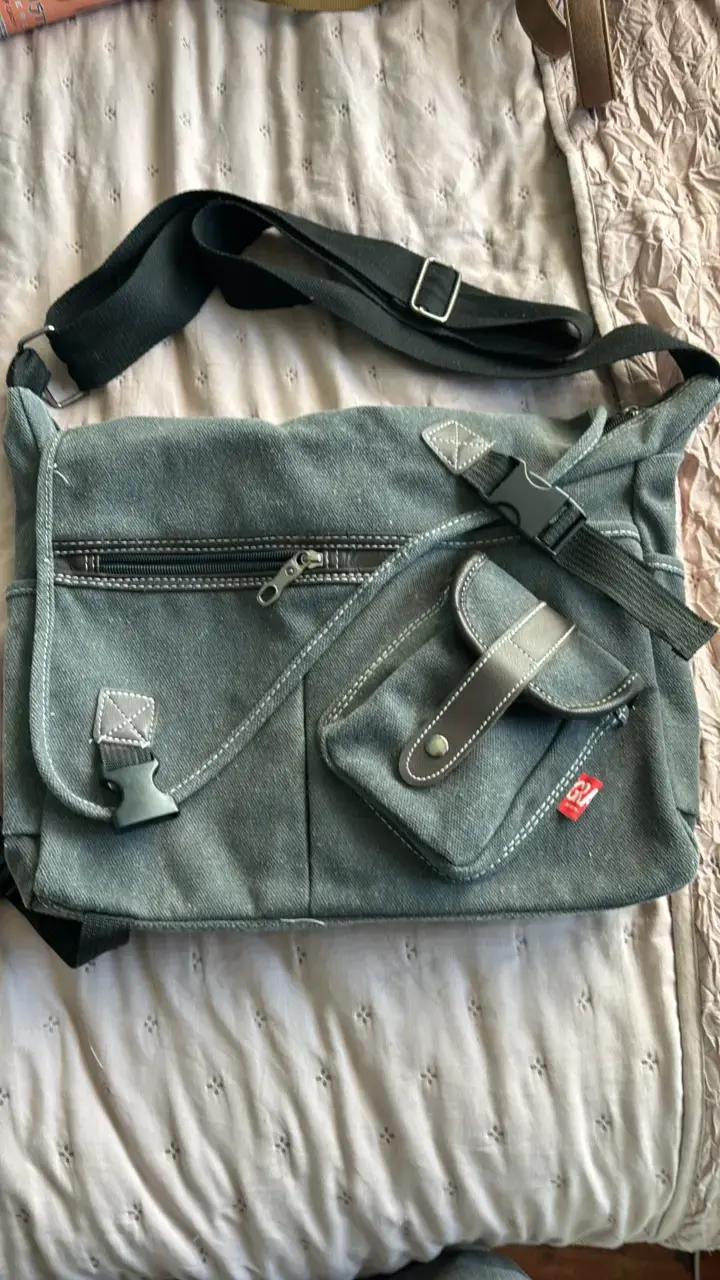 Bolso bandolera de lona gris con bolsillos - 1