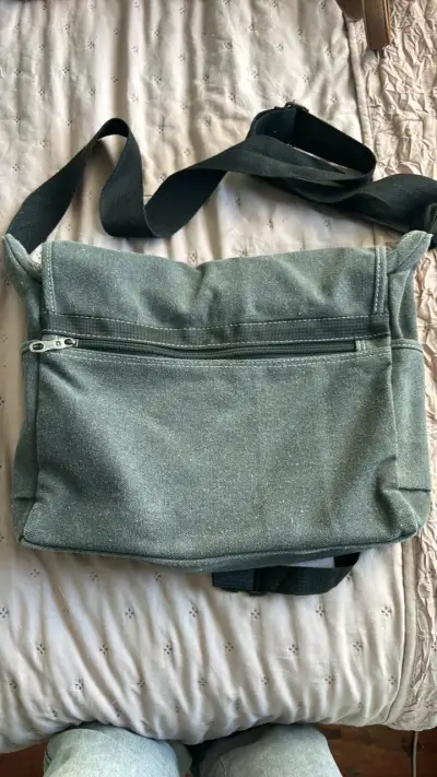 Bolso bandolera de lona gris con bolsillos - miniatura 2
