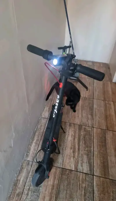 Scooter eléctrico EasyGo con luz LED - miniatura 1