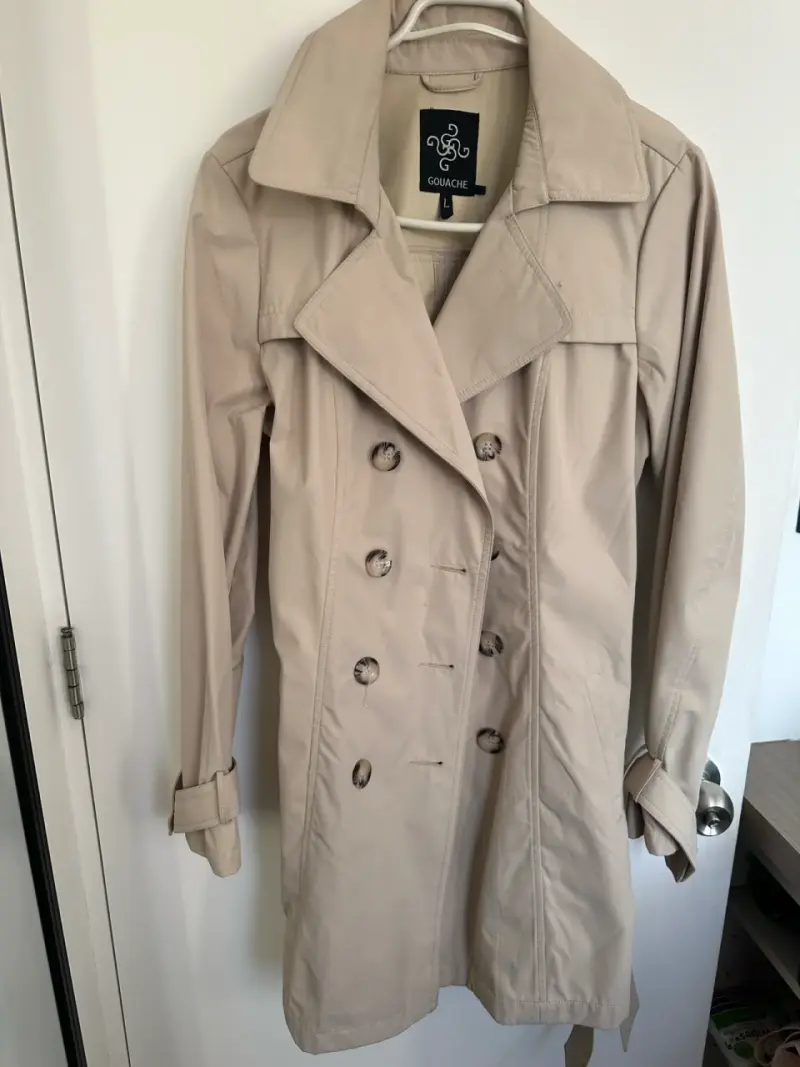 Abrigo trench beige impermeable marca Gouache - 1