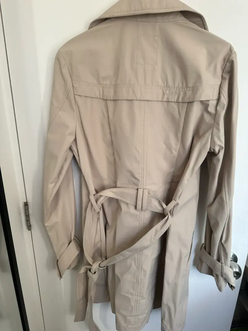 Abrigo trench beige impermeable marca Gouache - 2