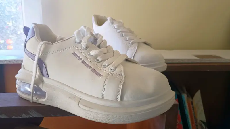 Zapatillas deportivas blancas con suela gruesa - 1