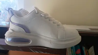 Zapatillas deportivas blancas con suela gruesa - miniatura 2
