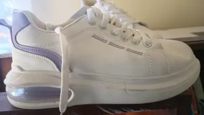 Zapatillas deportivas blancas con suela gruesa - miniatura 4