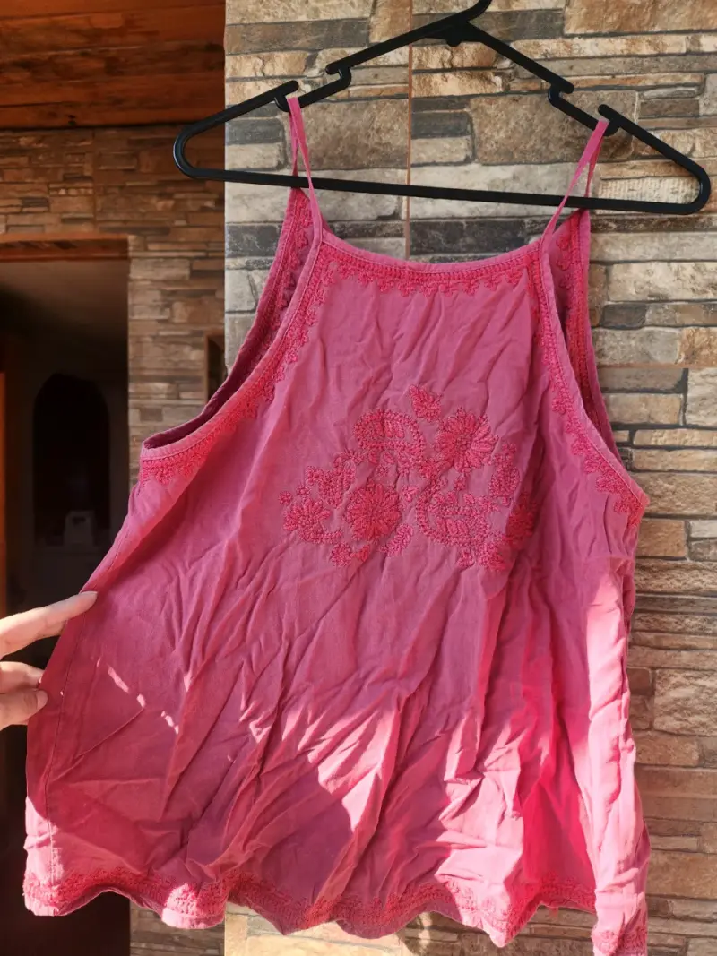Blusa rosada con encaje floral