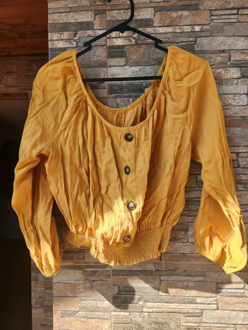 Blusa amarilla con botones y mangas largas