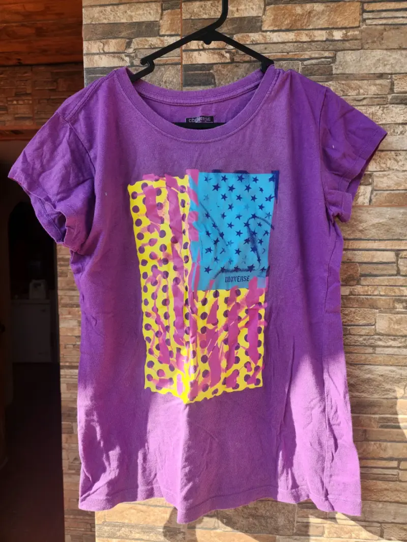 Polera Converse morada con diseño gráfico