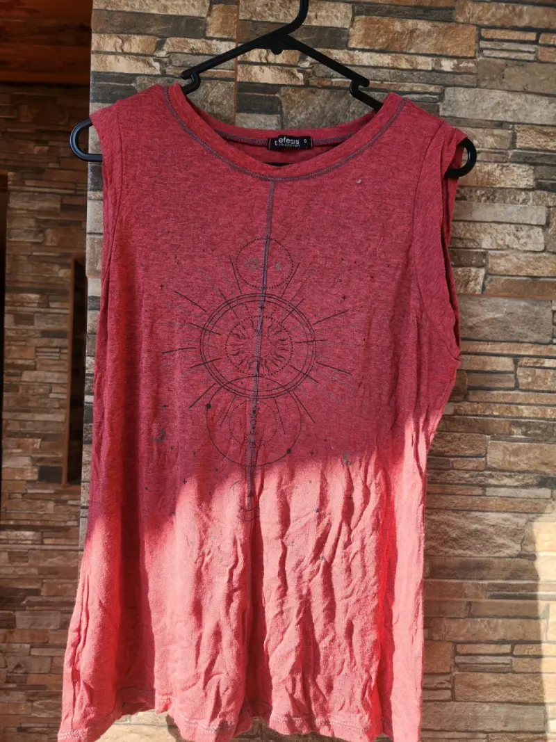 Polera sin mangas roja con diseño gráfico