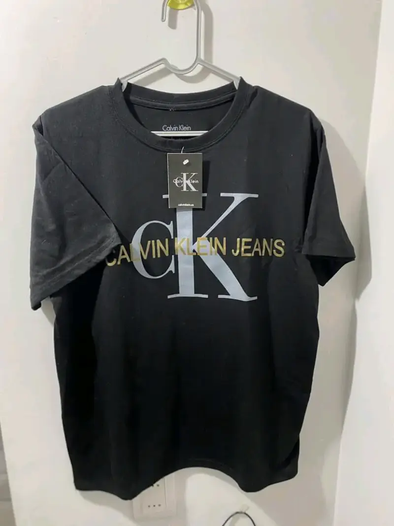 Polera Calvin Klein Jeans negra con logo