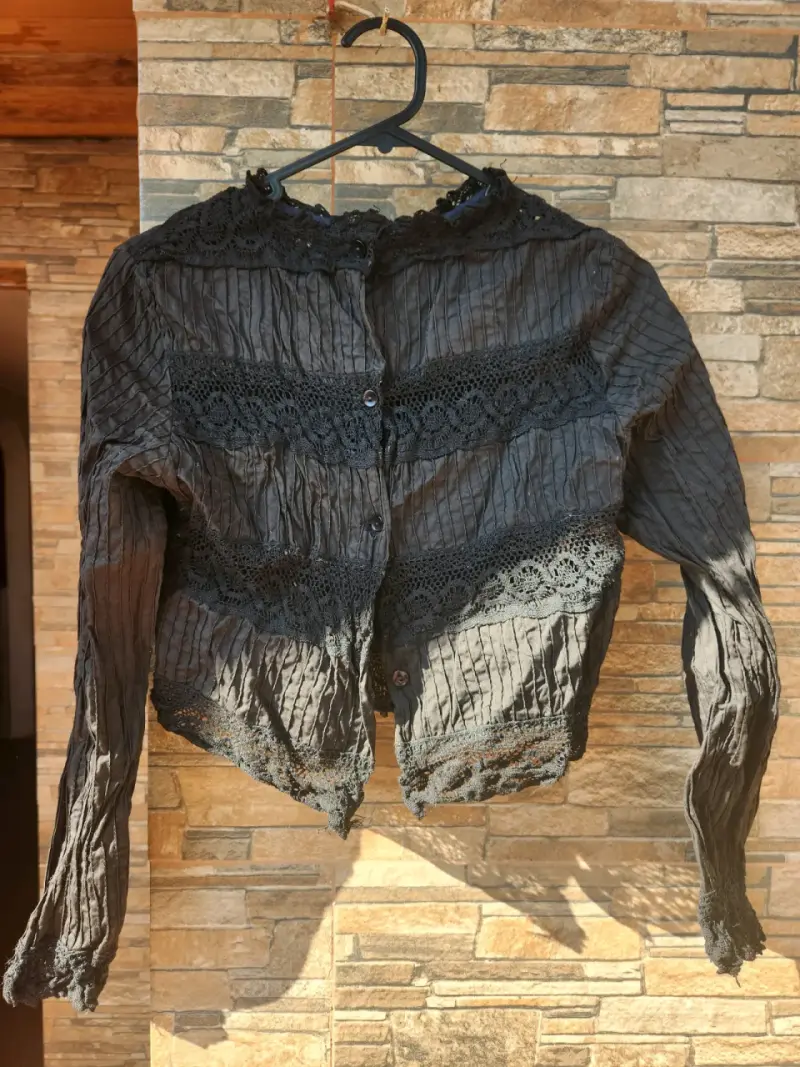 Blusa negra de encaje para mujer