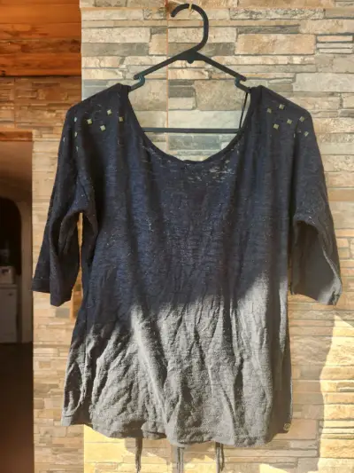 Blusa negra con detalles decorativos - miniatura 1