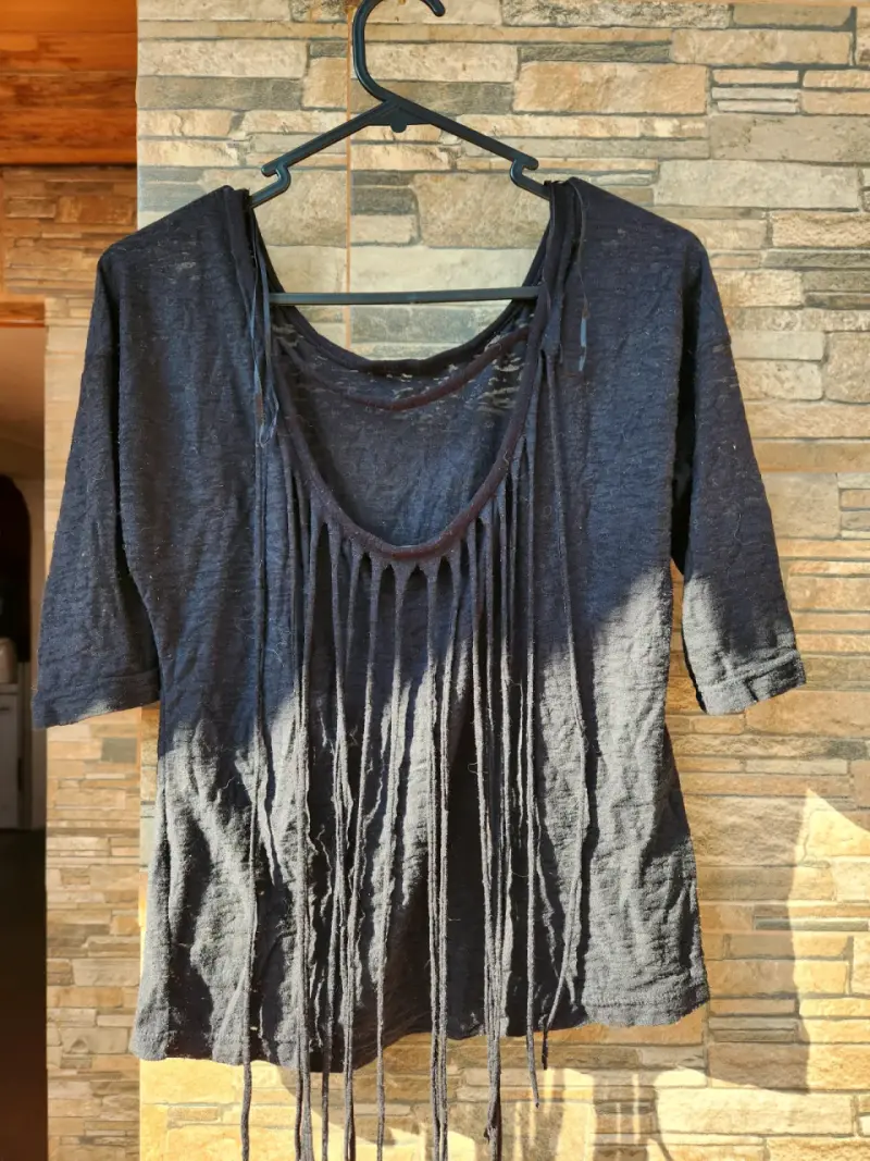Blusa negra con detalles decorativos - 2