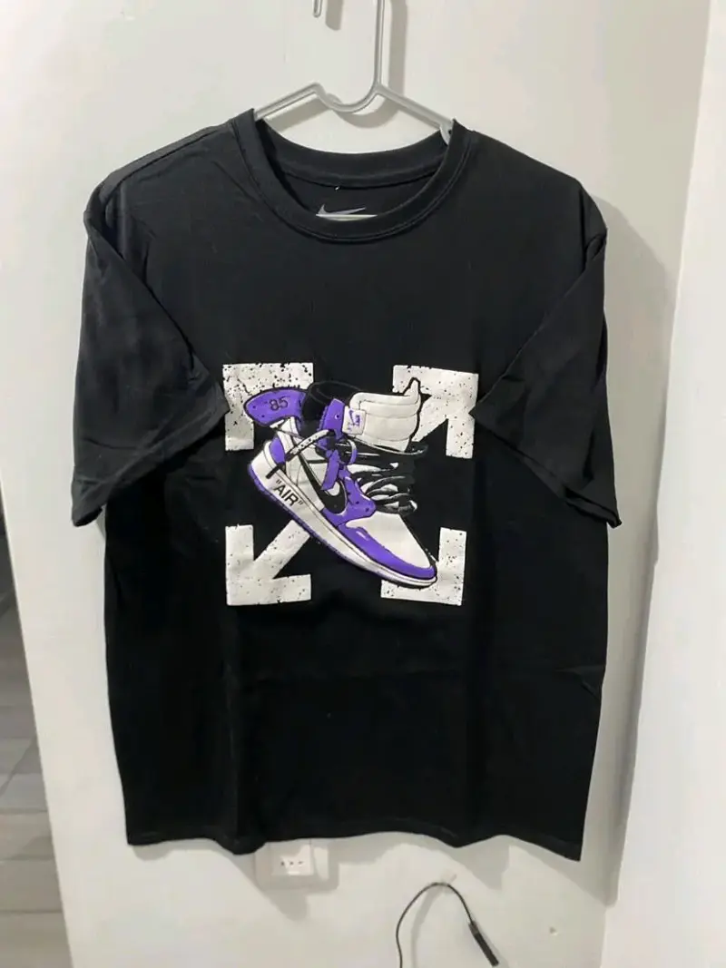 Polera Nike negra con diseño de zapatilla