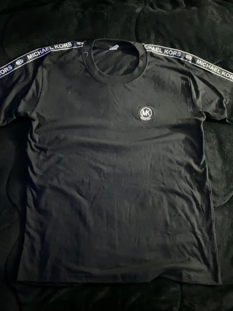 Polera negra Michael Kors con logo talla m