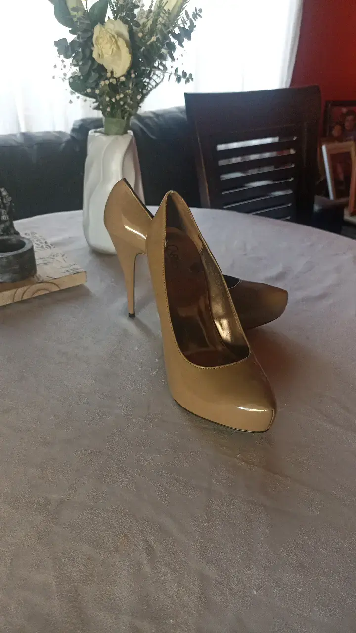 Zapatos de tacón alto beige elegantes - 1