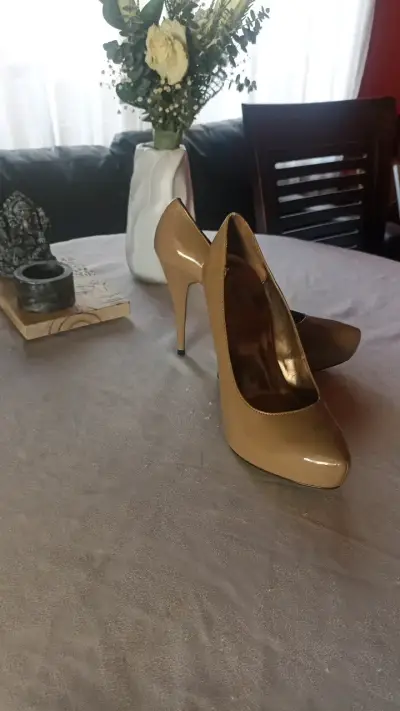 Zapatos de tacón alto beige elegantes - miniatura 2