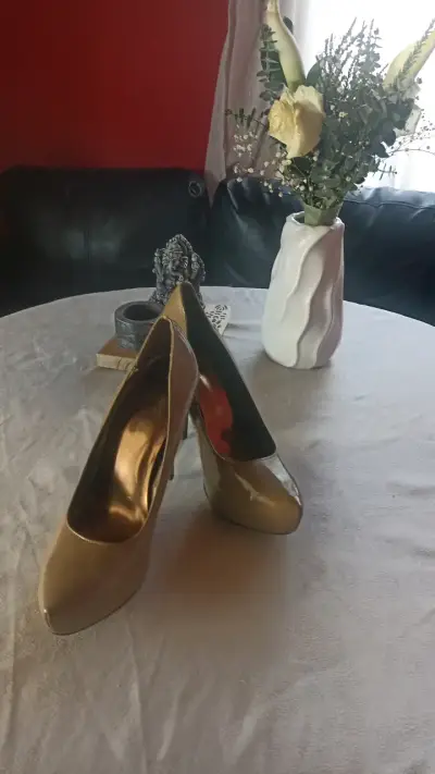 Zapatos de tacón alto beige elegantes - miniatura 4