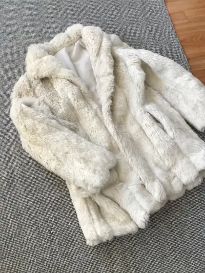 Abrigo de piel sintética blanco para mujer - miniatura 3