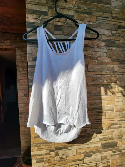 Polera blanca con diseño de tiras - miniatura 1