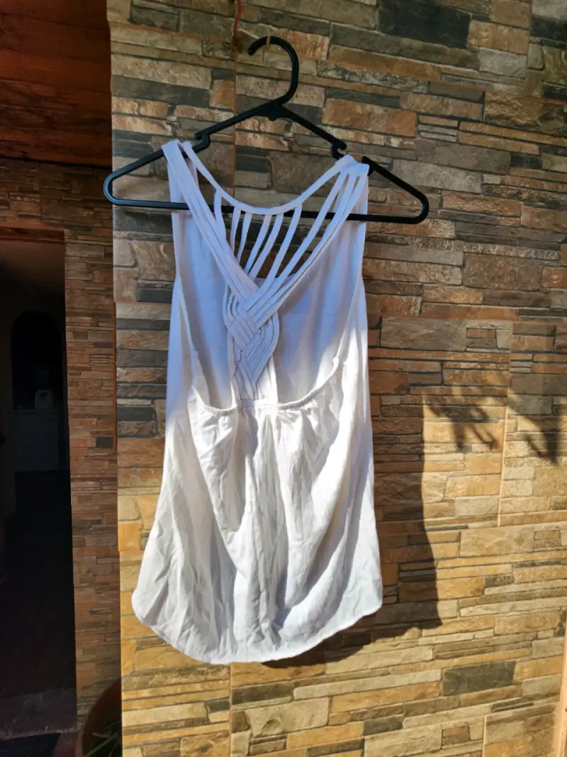 Polera blanca con diseño de tiras - 2