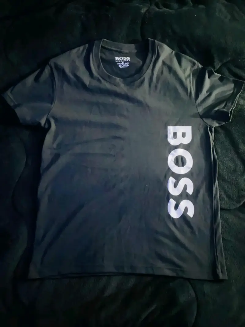 Polera negra Boss con logo destacado talla m