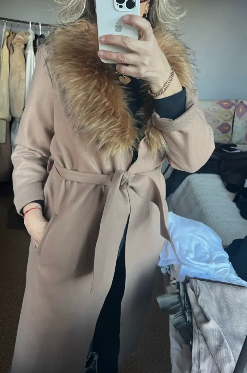 Abrigo largo beige con cuello de piel - 2