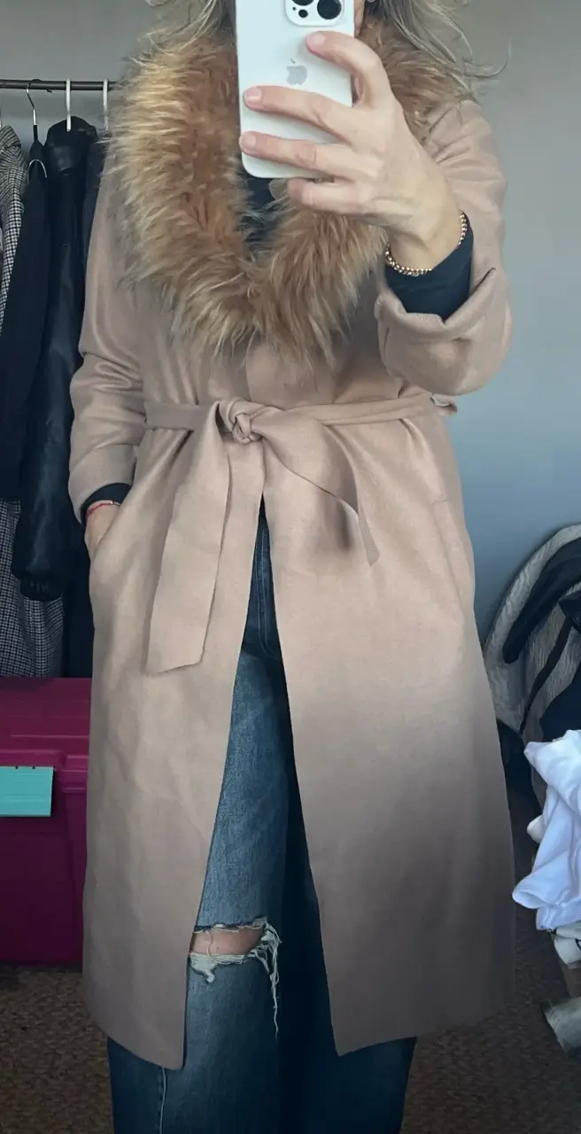 Abrigo largo beige con cuello de piel - 3