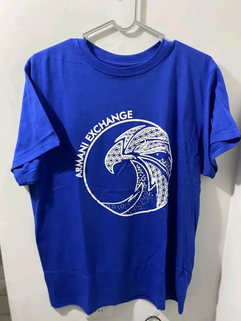 Polera azul Armani Exchange con diseño