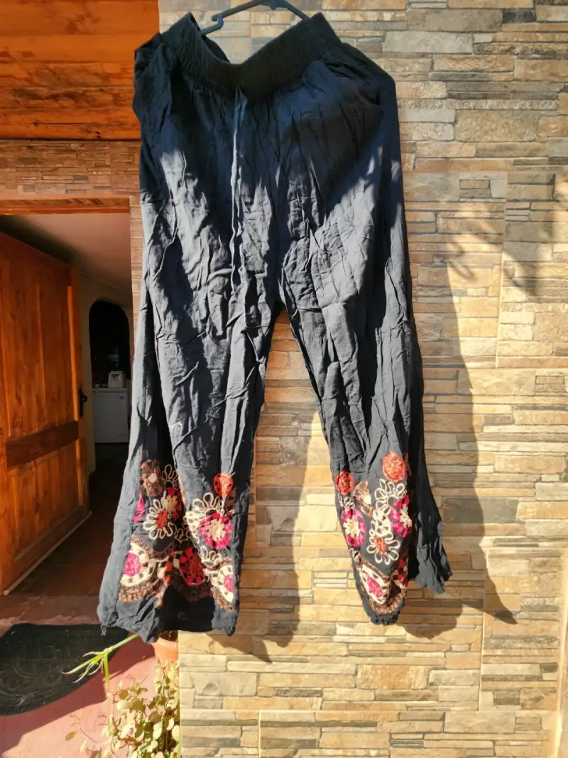 Pantalones negros bordados bohemios