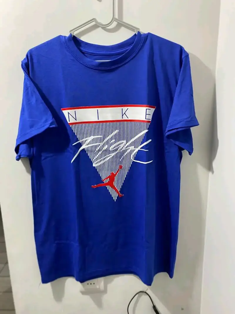 Polera Nike azul con diseño gráfico