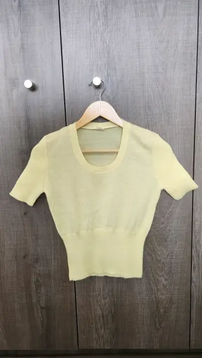 Polera de hilo amarilla vintage - miniatura 1