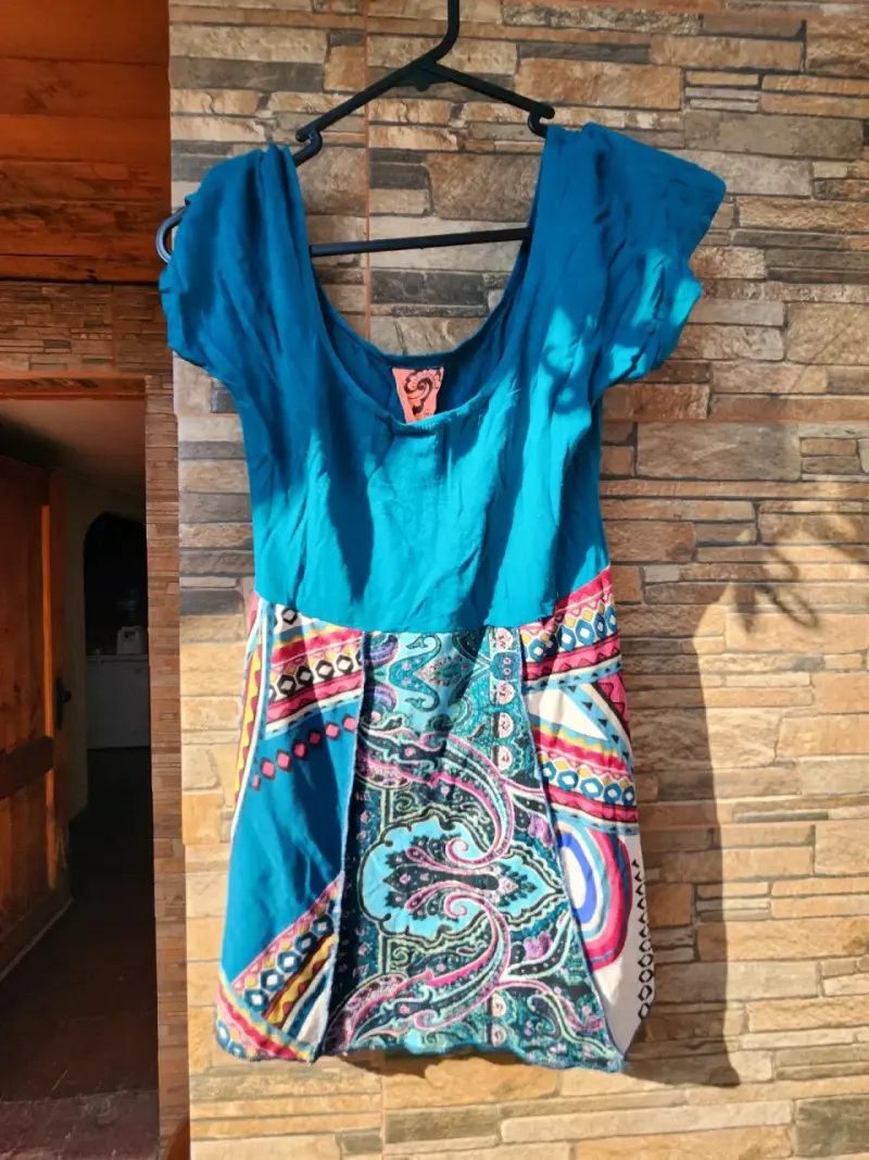 Polera bohemio azul con estampado colorido