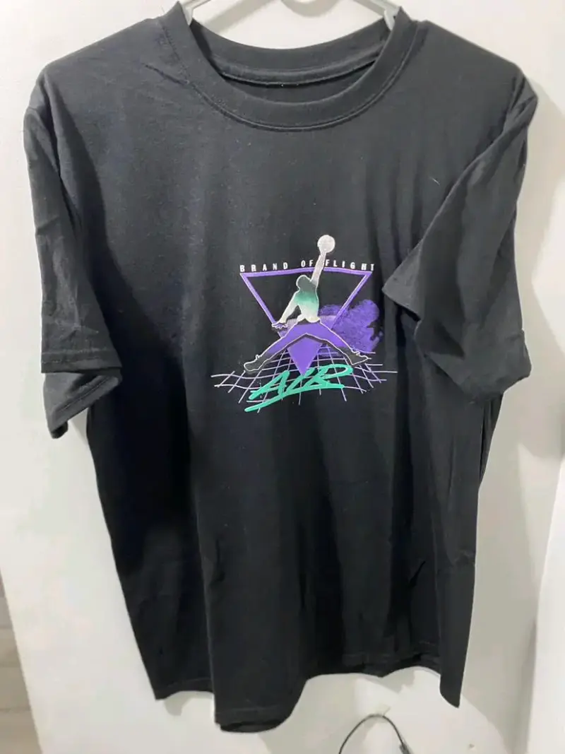 Polera negra con diseño gráfico retro Nike jordan