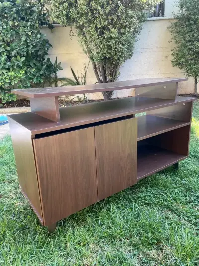 Mueble de TV de madera con estantes - miniatura 1