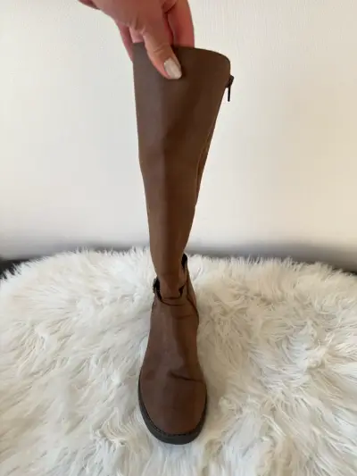 Botas largas de cuero marrón con hebilla - miniatura 3