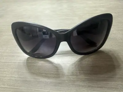 Gafas de sol negras estilo oversized - miniatura 2