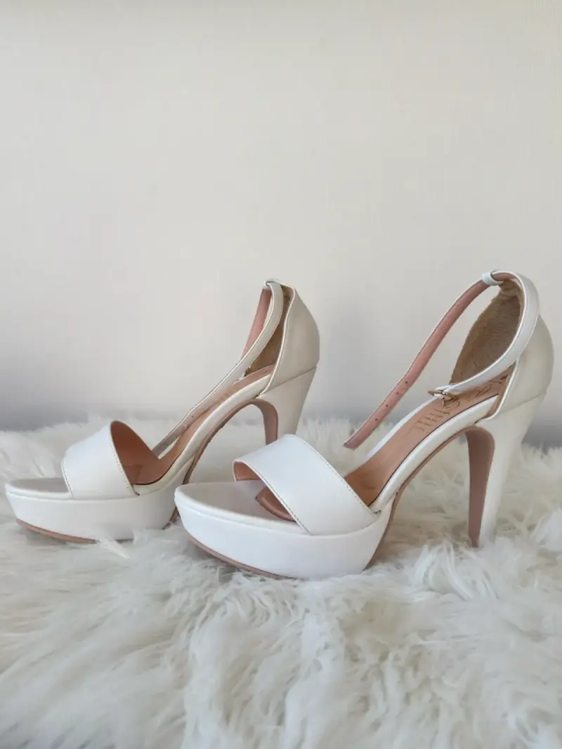 Tacones altos blancos elegantes - 1