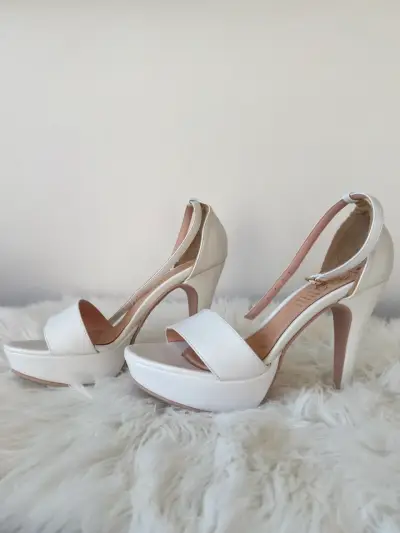 Tacones altos blancos elegantes - miniatura 1