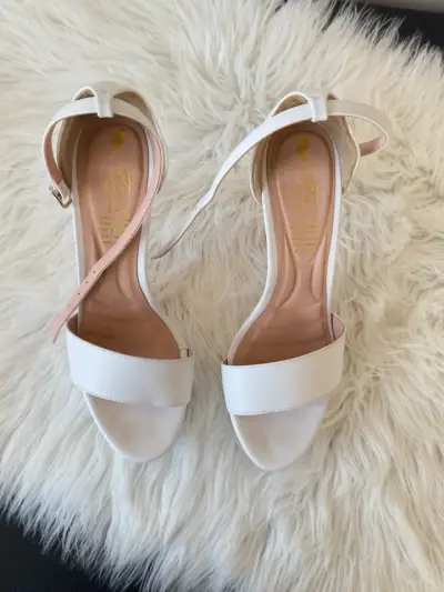 Tacones altos blancos elegantes - miniatura 2