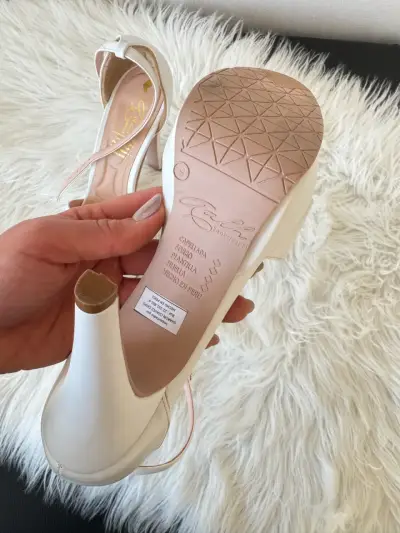 Tacones altos blancos elegantes - miniatura 3