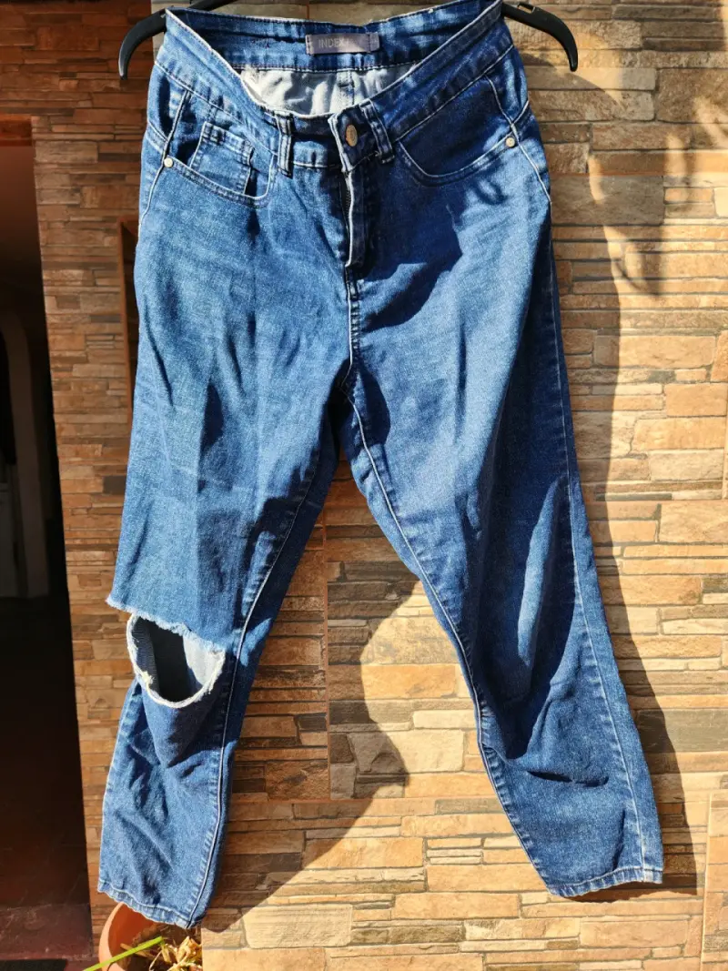 Jeans azules desgastados para hombre
