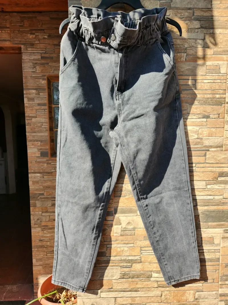 Pantalones de mezclilla gris con cintura fruncida