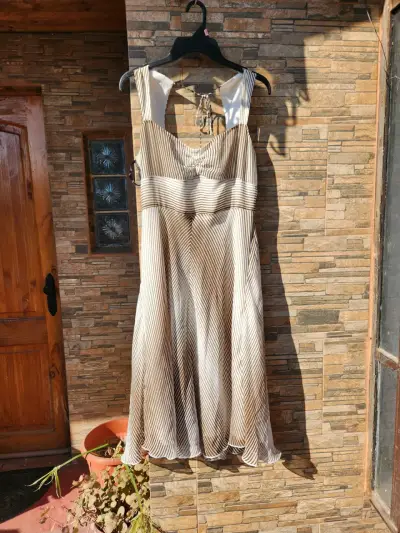 Vestido de verano a rayas beige y blanco - miniatura 1